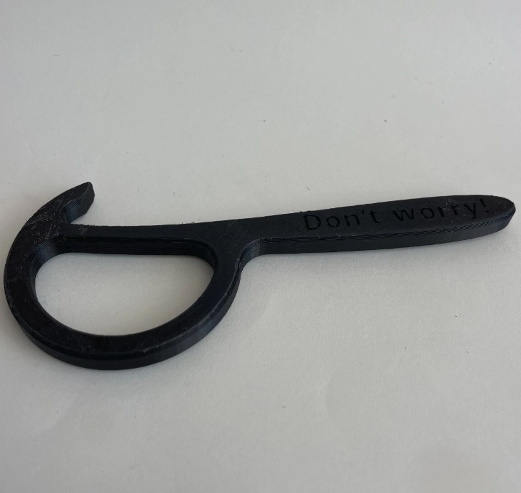 Iftaħ tal-bottijiet tal-ikel għall-annimali domestiċi